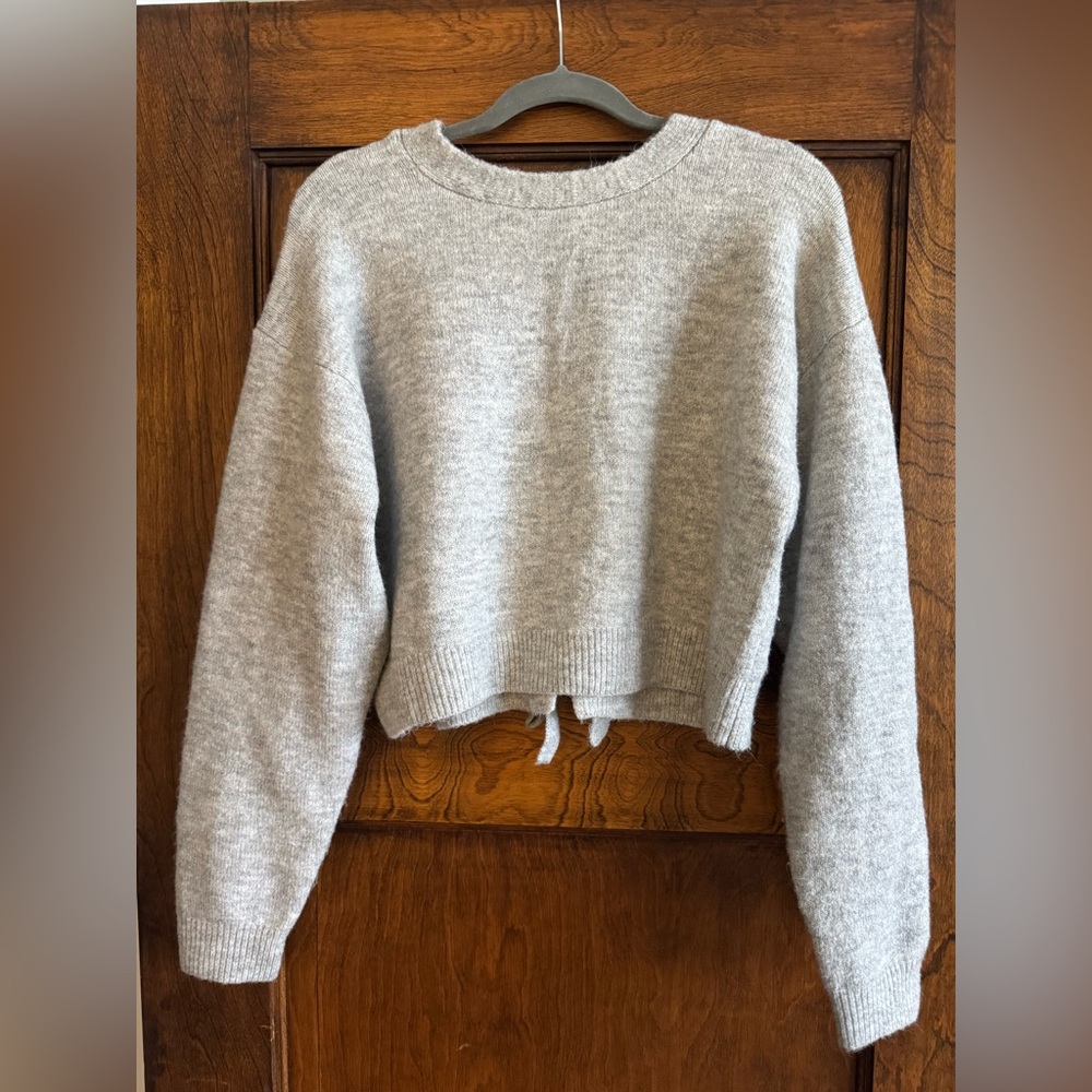 Cropped Light Gray Crewneck Sweater with Bows on Back